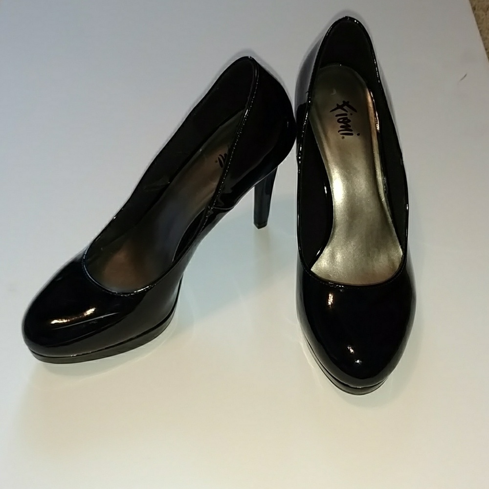 Fioni black faux patent leather 4in. heals sz. 8